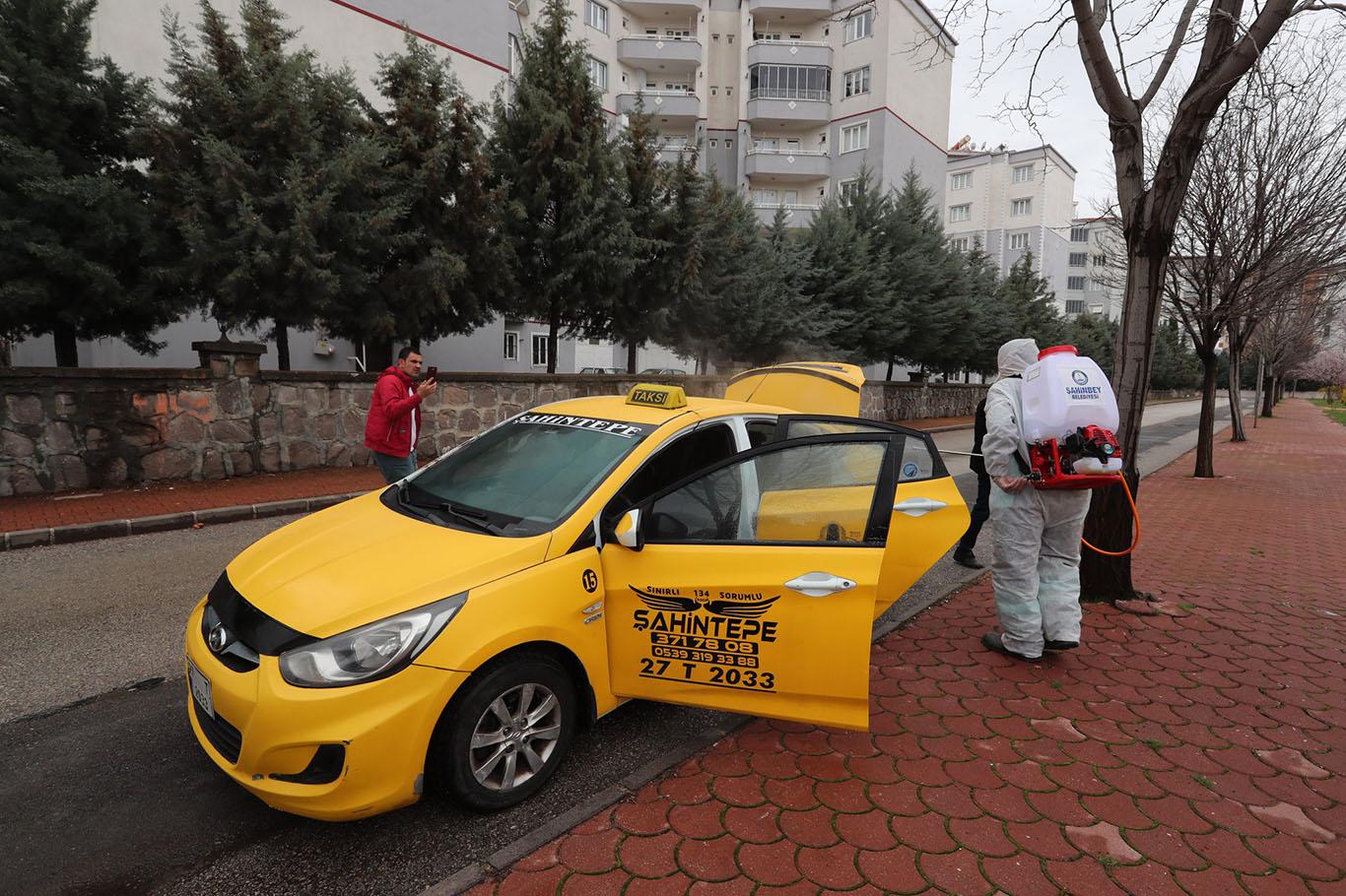 Gaziantep'te taksi ve duraklar dezenfekte edildi Gaziantep'te taksi ve duraklar dezenfekte edildi